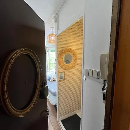Petit Cocoon Face Au Chateau De
