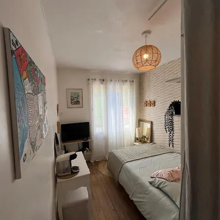Petit Cocoon Face Au Chateau De *
